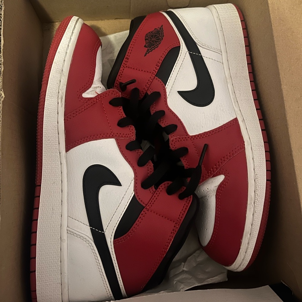 Jordan 1 Mid Chicago